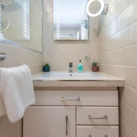 Chic Dockside Retreat *