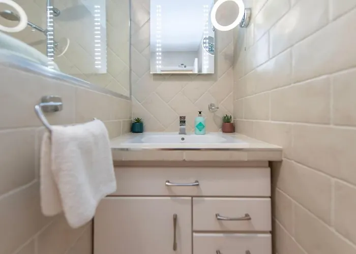 Chic Dockside Retreat *