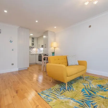 Chic Dockside Retreat Apartament