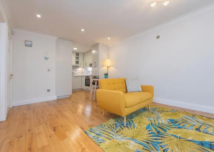 Chic Dockside Retreat Apartament