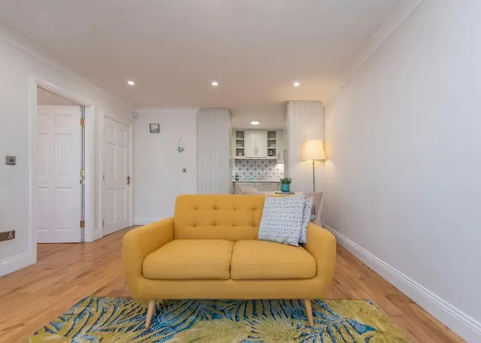 Chic Dockside Retreat *