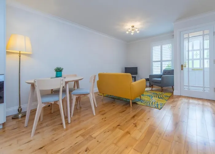 Chic Dockside Retreat * Galway