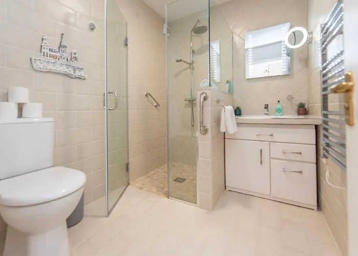 Chic Dockside Retreat Apartament *