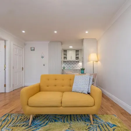 Chic Dockside Retreat *