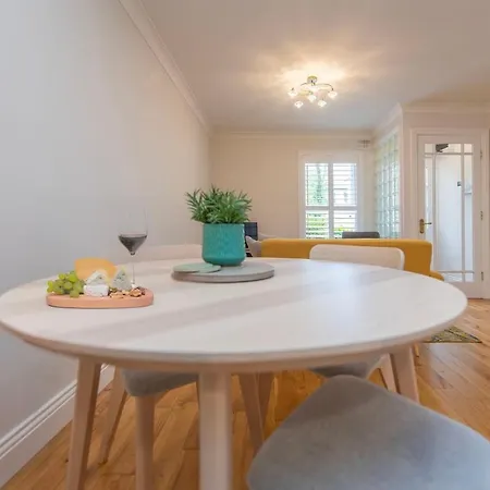 Chic Dockside Retreat *